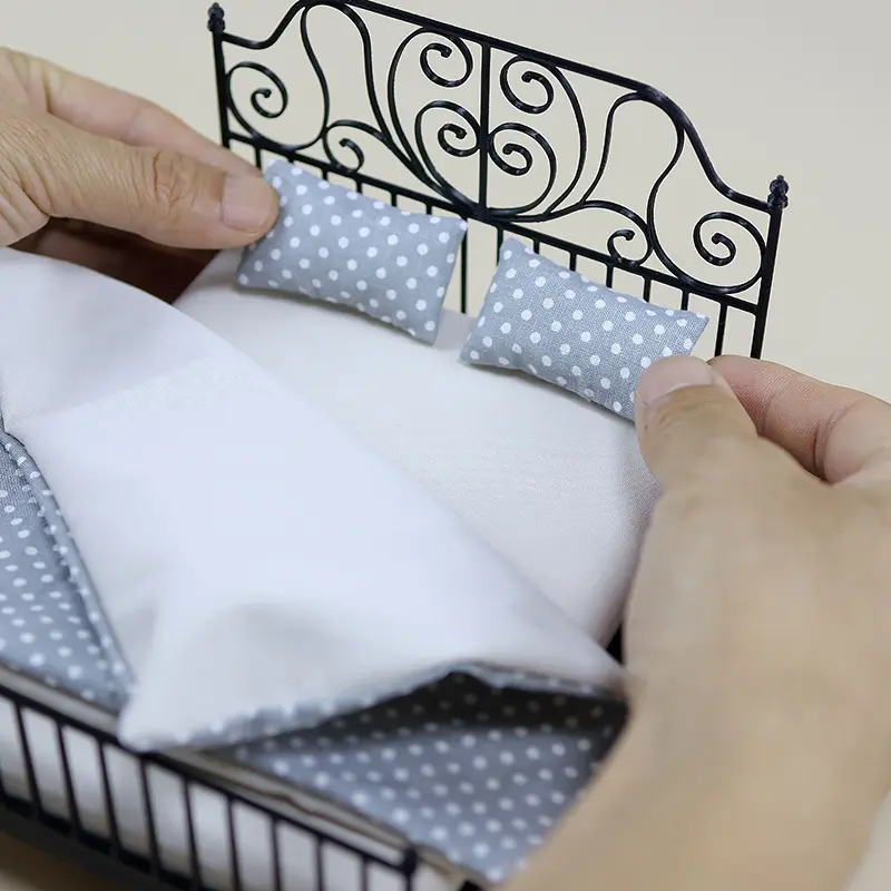 1Pc 1/12 Dollhouse Miniature Metal Bed Furniture With Pillow Toy for Children Dollhouse Decoration Accessories