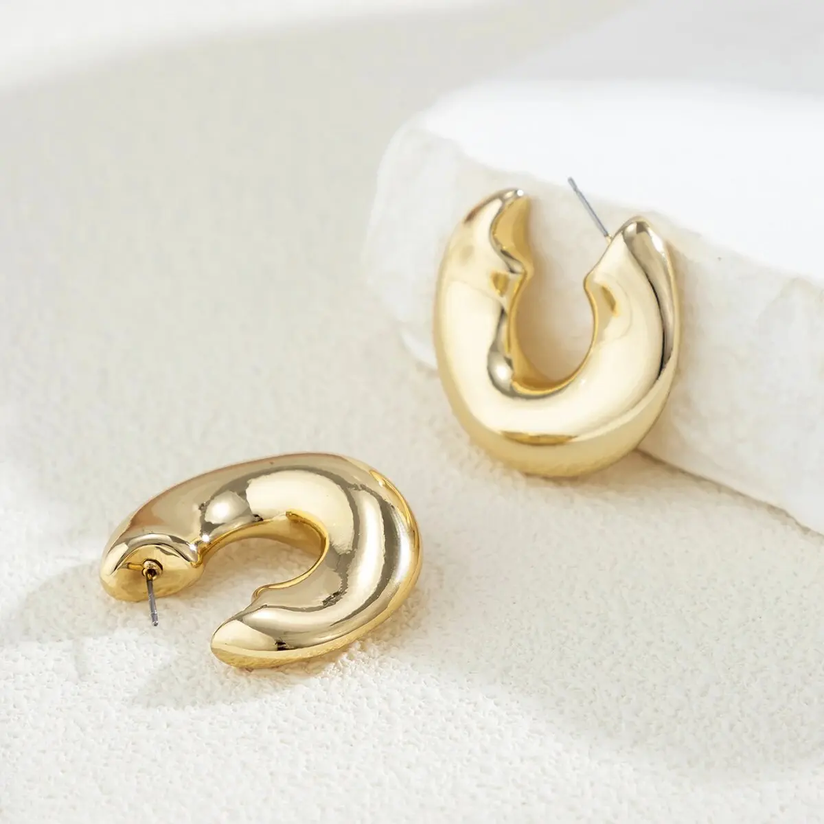 Fashion Simple Irregular C Shaped Hoop Earrings For Women Punk Y2K Geometric Huggies Earring Glossy Jewelry Party Gift