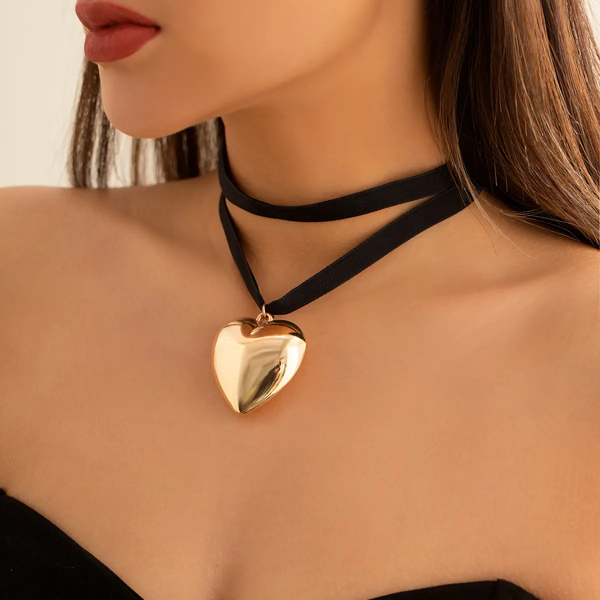 Exaggerated Oversized Love Heart Pendant Short Choker Necklace for Women Multilayer Goth Black Velvet Clavicle Chain Wed Jewelry