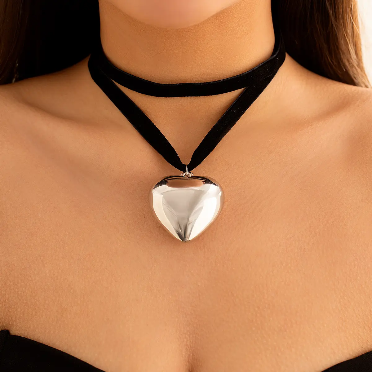 Exaggerated Oversized Love Heart Pendant Short Choker Necklace for Women Multilayer Goth Black Velvet Clavicle Chain Wed Jewelry