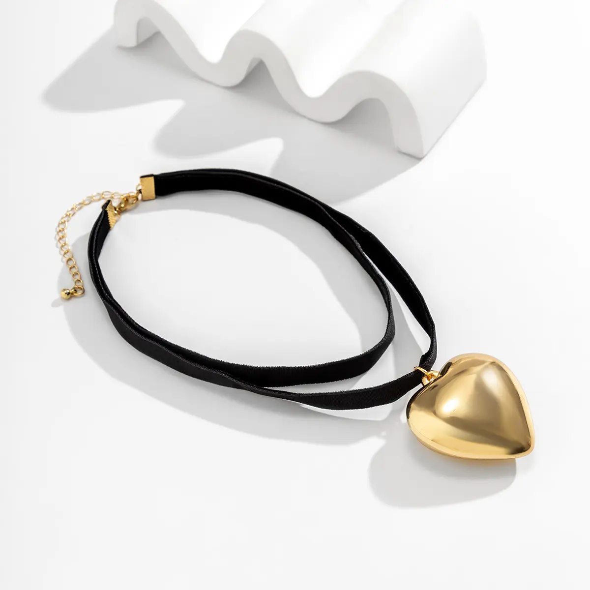 Exaggerated Oversized Love Heart Pendant Short Choker Necklace for Women Multilayer Goth Black Velvet Clavicle Chain Wed Jewelry