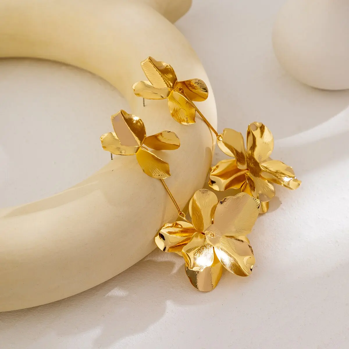 Vintage Geometric Flower Petal Pendant Drop Earrings for Women Fashion Statement Gold-Color Hanging Earrings Party Jewelry Gifts