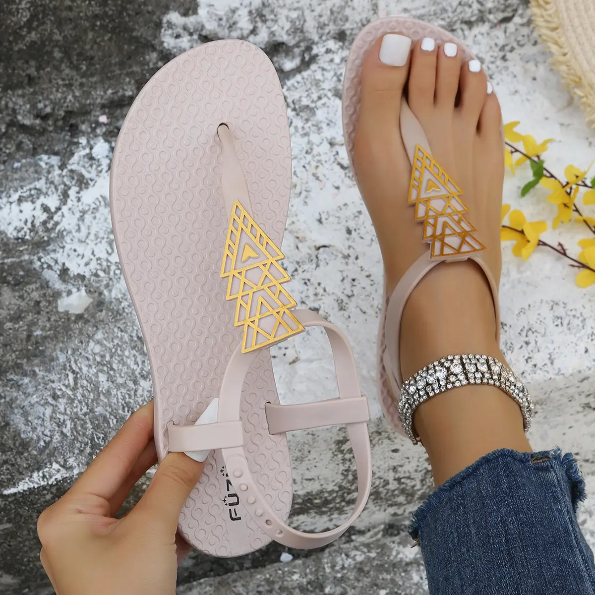 Women Fashion Sandals 2025 Summer Flat Shoes Female Bohemia Flip Flops Ladies Vacation Beach Sandales Girls Street Footwear
