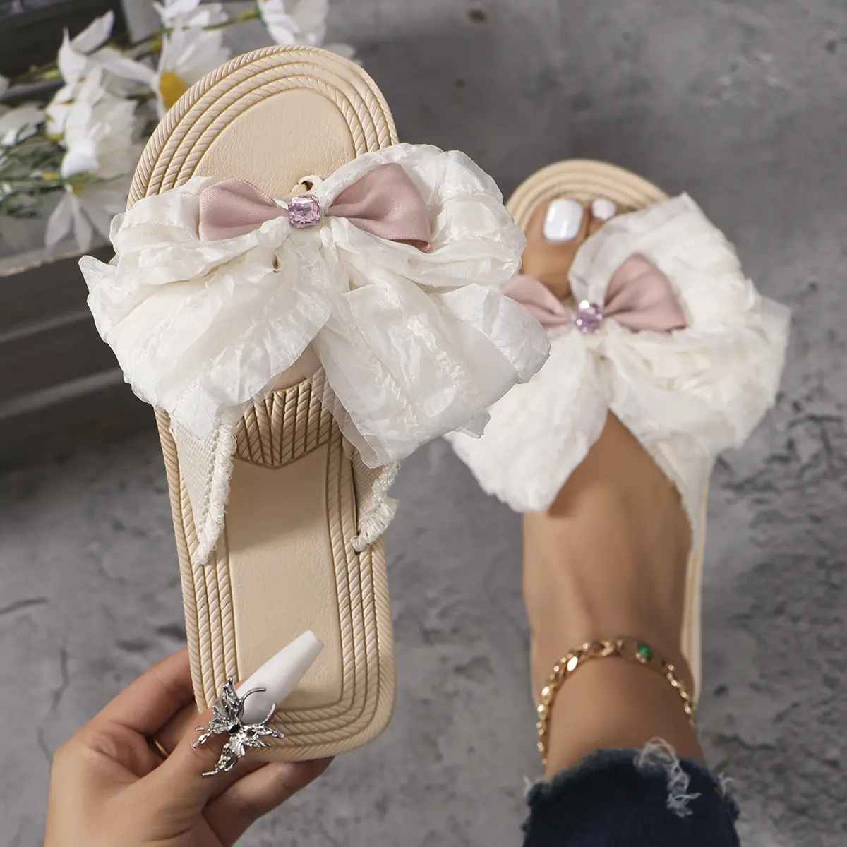 Women's fashion trend, anti slip and wear-resistant diamond inlaid bow tie, flat heel flip flop