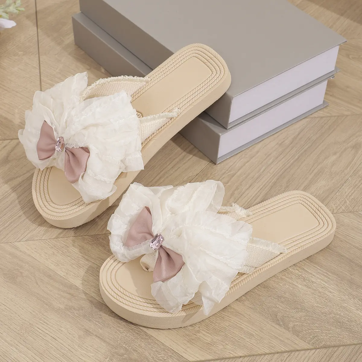 Women's fashion trend, anti slip and wear-resistant diamond inlaid bow tie, flat heel flip flop