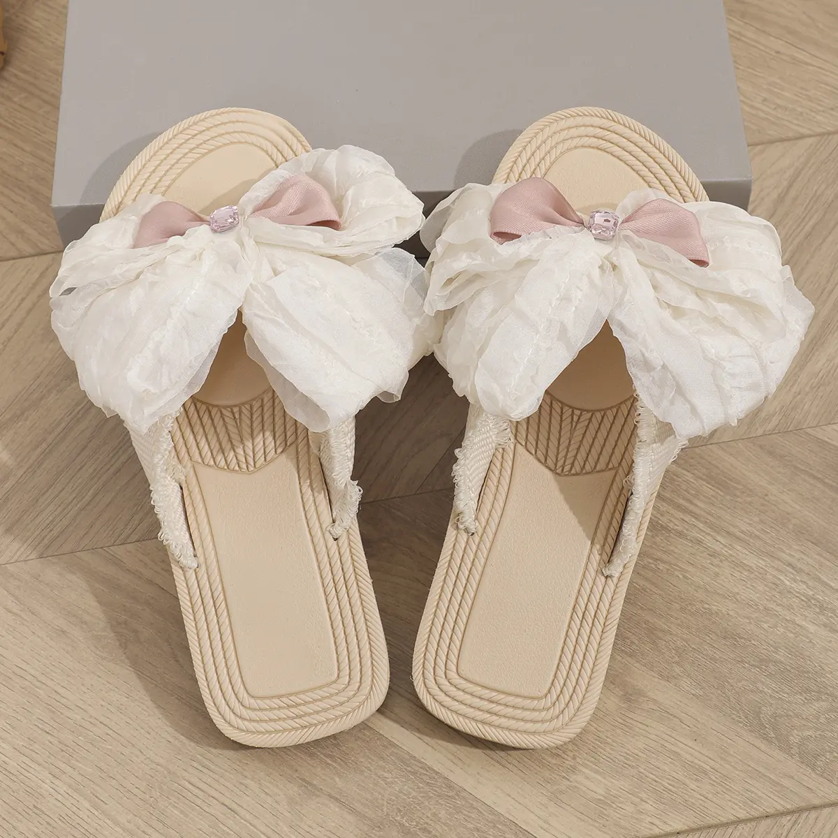 Women's fashion trend, anti slip and wear-resistant diamond inlaid bow tie, flat heel flip flop