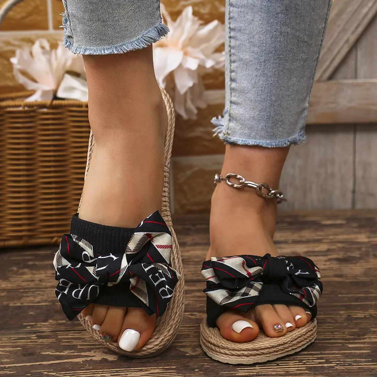 Women's Fashionable Non-Slip Wear-Resistant College Vacation Beach Style Bright Diamond Flower Flat Heel Flip Flops
