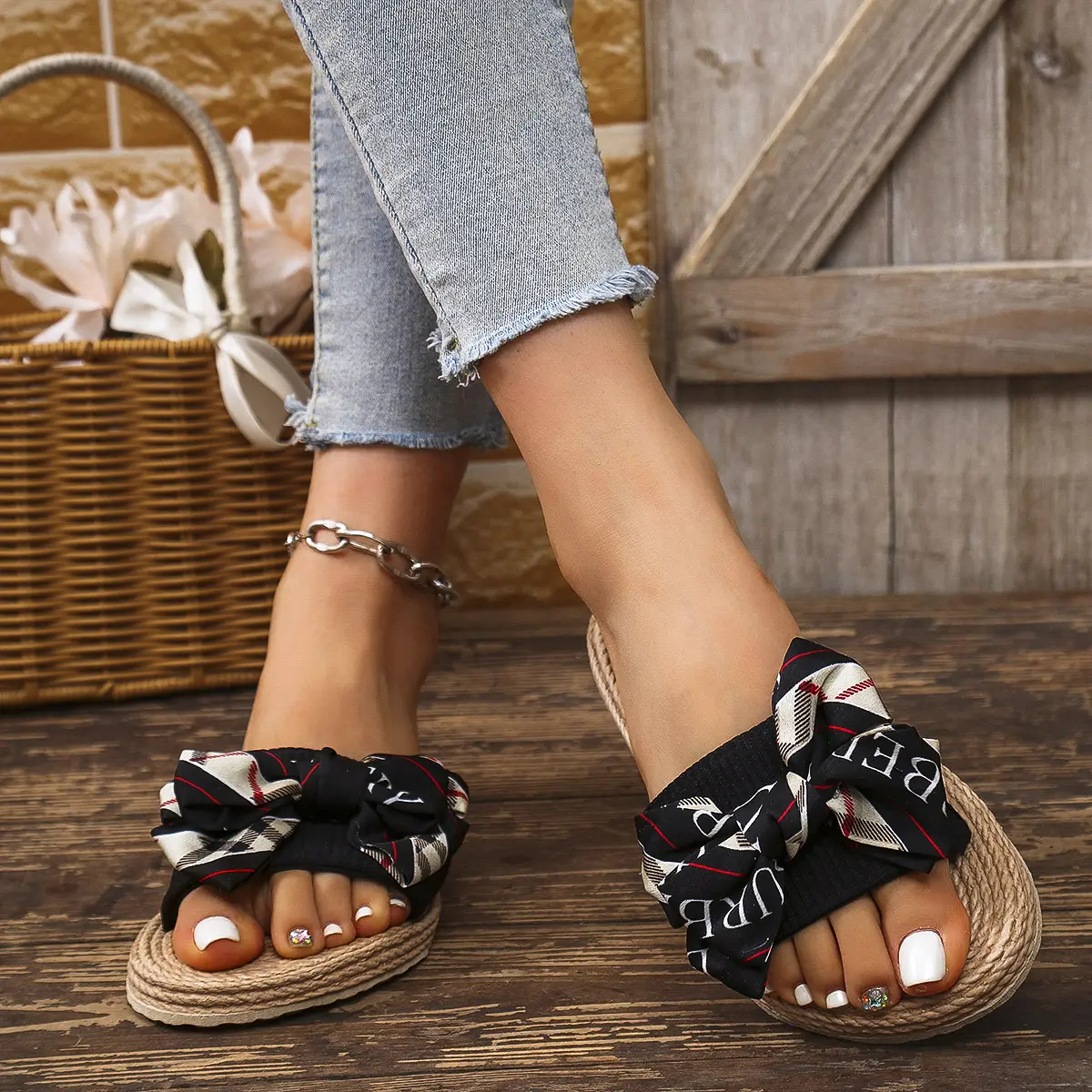 Women's Fashionable Non-Slip Wear-Resistant College Vacation Beach Style Bright Diamond Flower Flat Heel Flip Flops