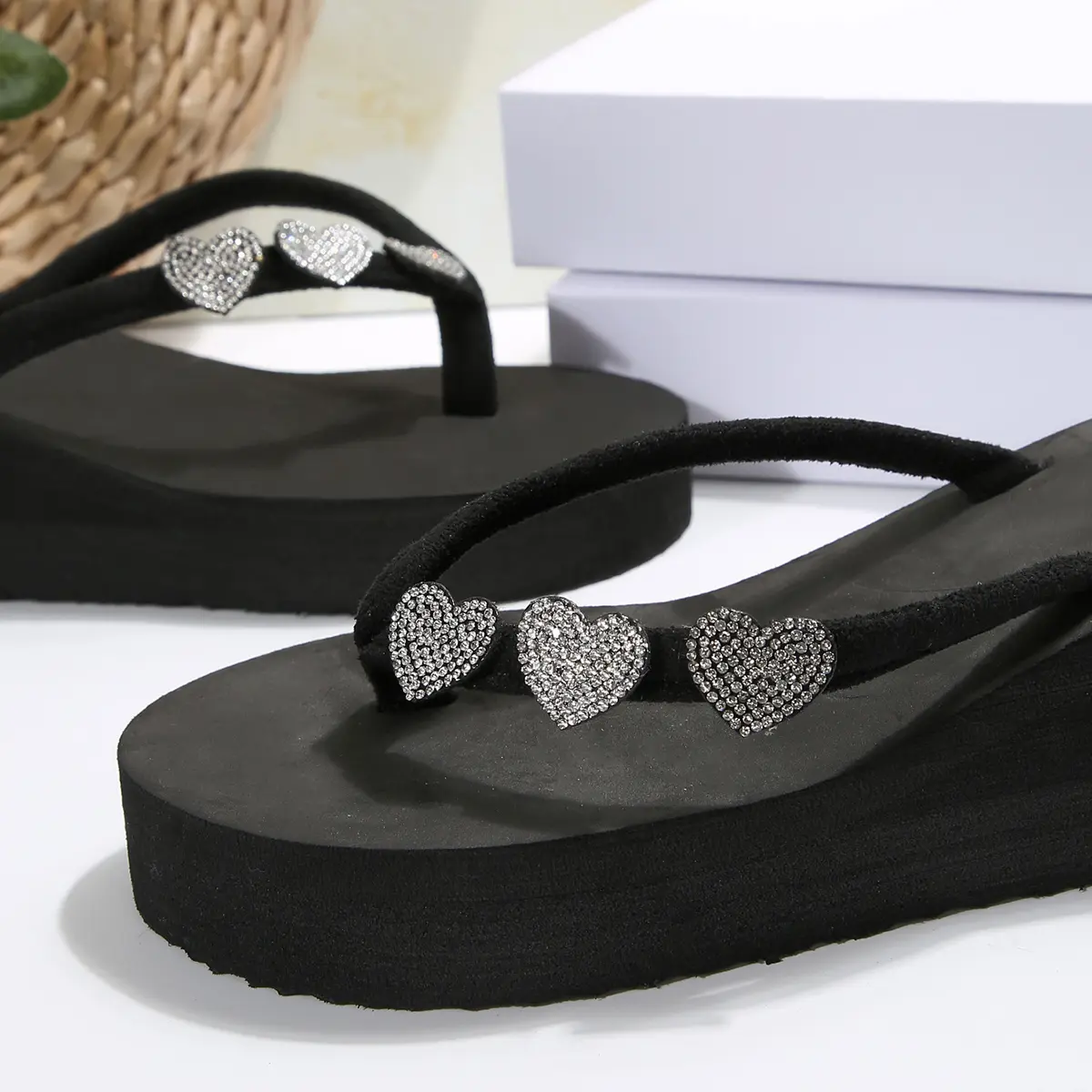 Crystal Decor Lightweight Flip Flops Women 2025 Summer Clip Toe Platform Beach Sandals Woman Plus Size 42 Non Slip Slippers