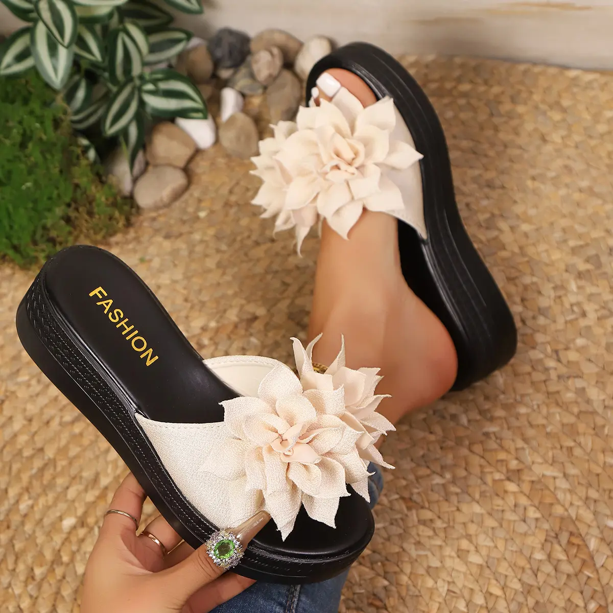 Women's Flower Decor Wedge Slippers 2025 Summer Chunky Platform Sandals Woman Plus Size 43 Non Slip Thick Bottom Beach Slides