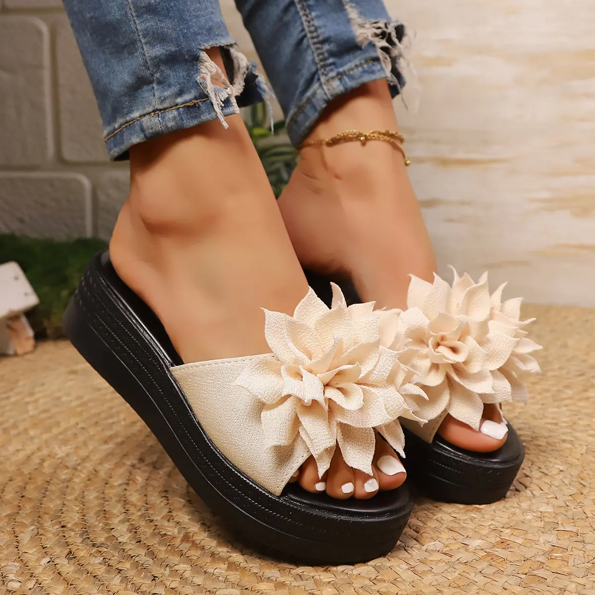 Women's Flower Decor Wedge Slippers 2025 Summer Chunky Platform Sandals Woman Plus Size 43 Non Slip Thick Bottom Beach Slides