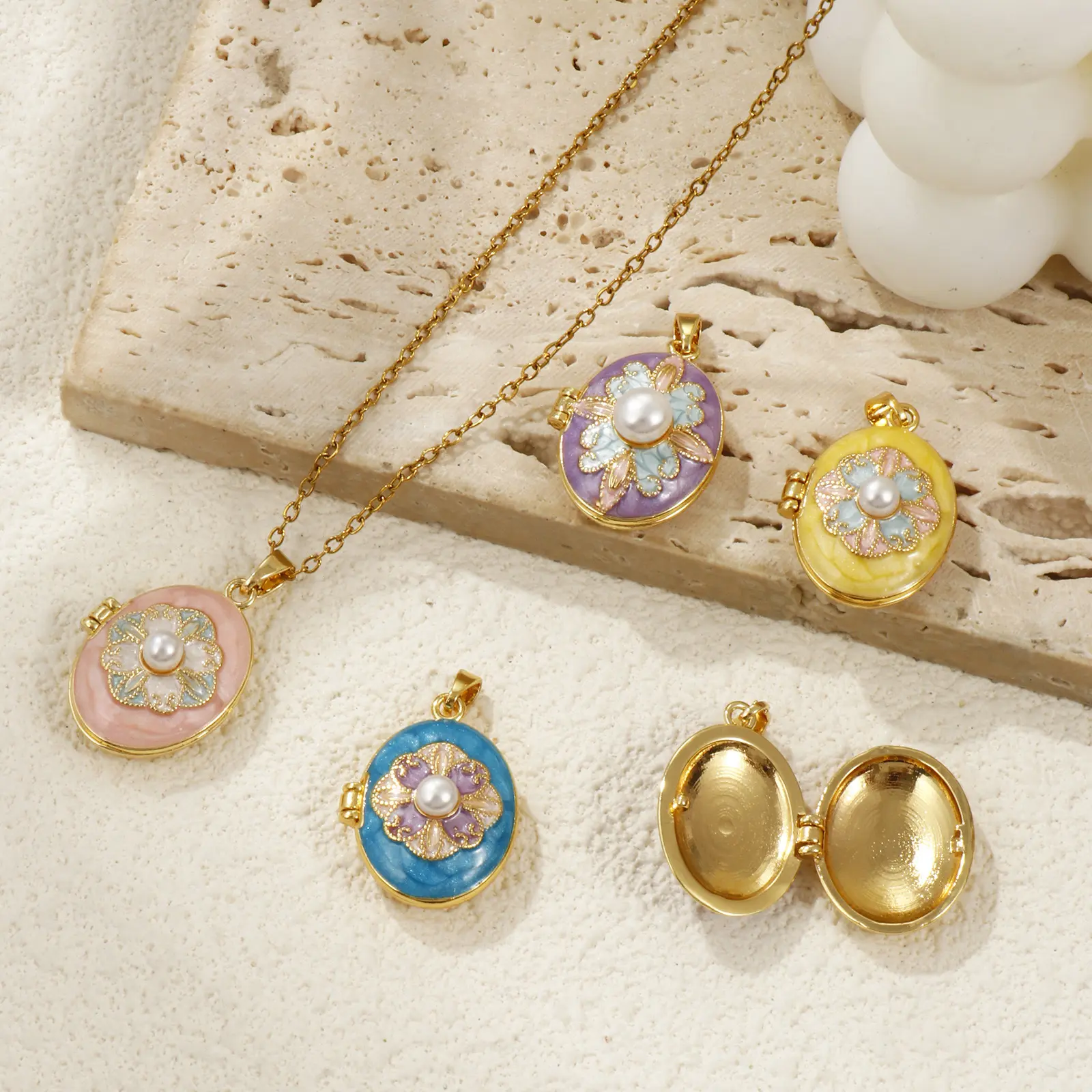 1 Piece Brass & Acrylic Picture Photo Locket Frame Pendants 18K Gold Plated Enamel Oval Flower Can Open Charms For DIY Neckalce