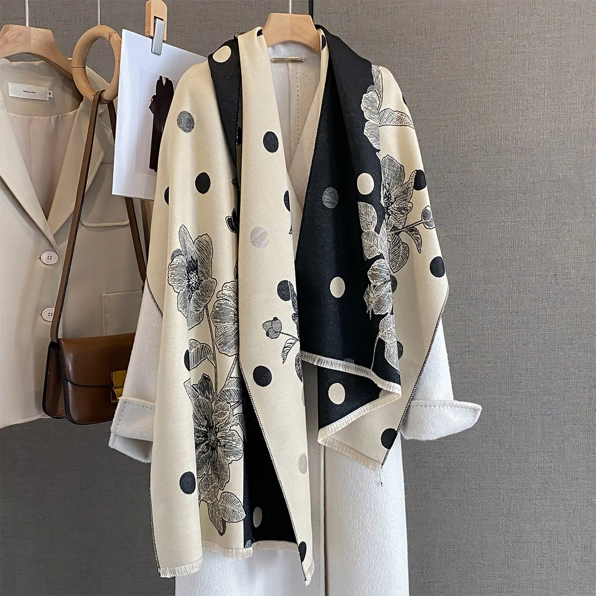 2025 Brand Elegance Two-Sided Print Scarf Soft Warm Fringe Pashmina Shawl Autumn and Winter Outdoor Coldproof Windproof Blanket