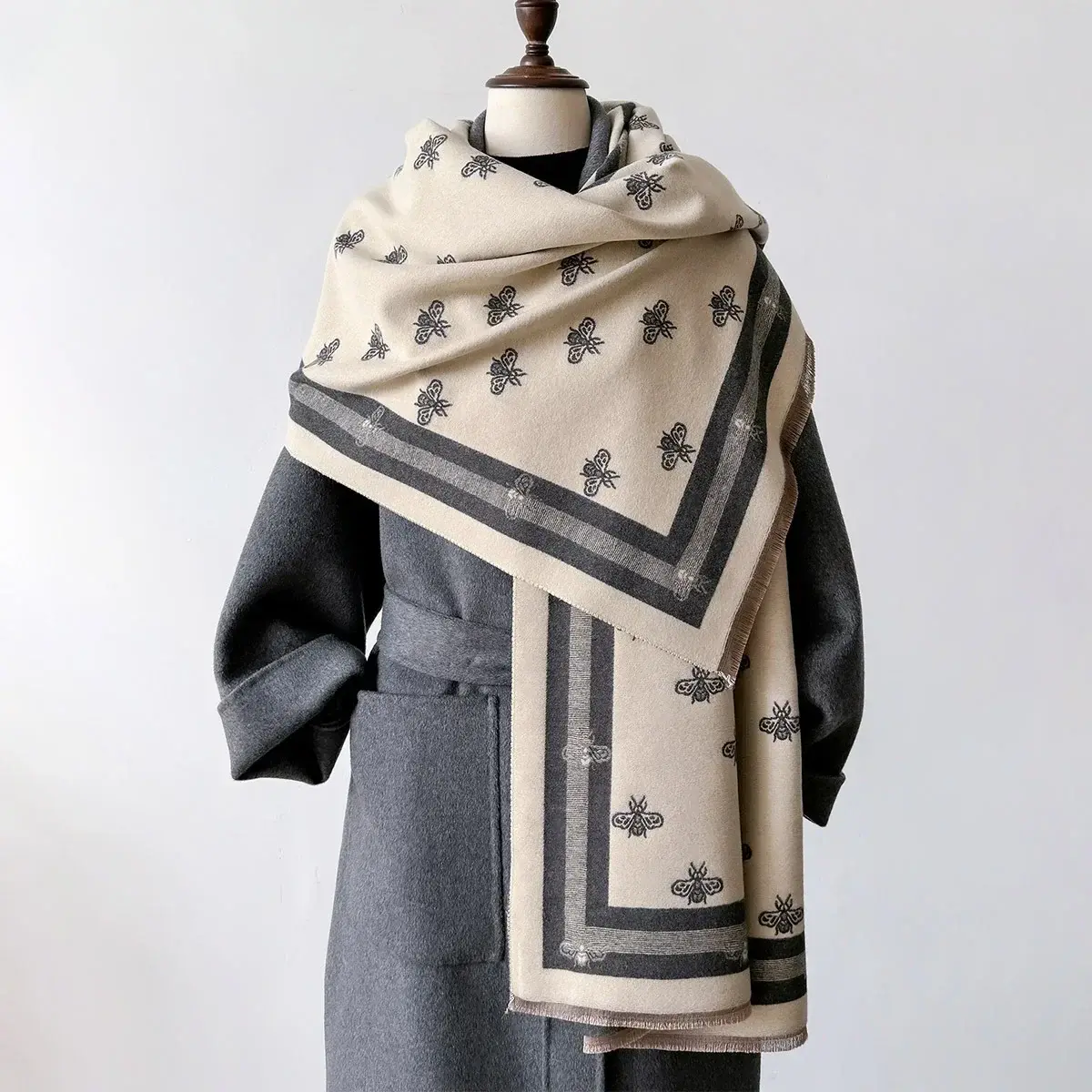 Autumn&Winter Thick Wraps Warm Cartoon Bee Print Scarf Female Imitation Cashmere Shawl Women's Thickening Tassels Blanket