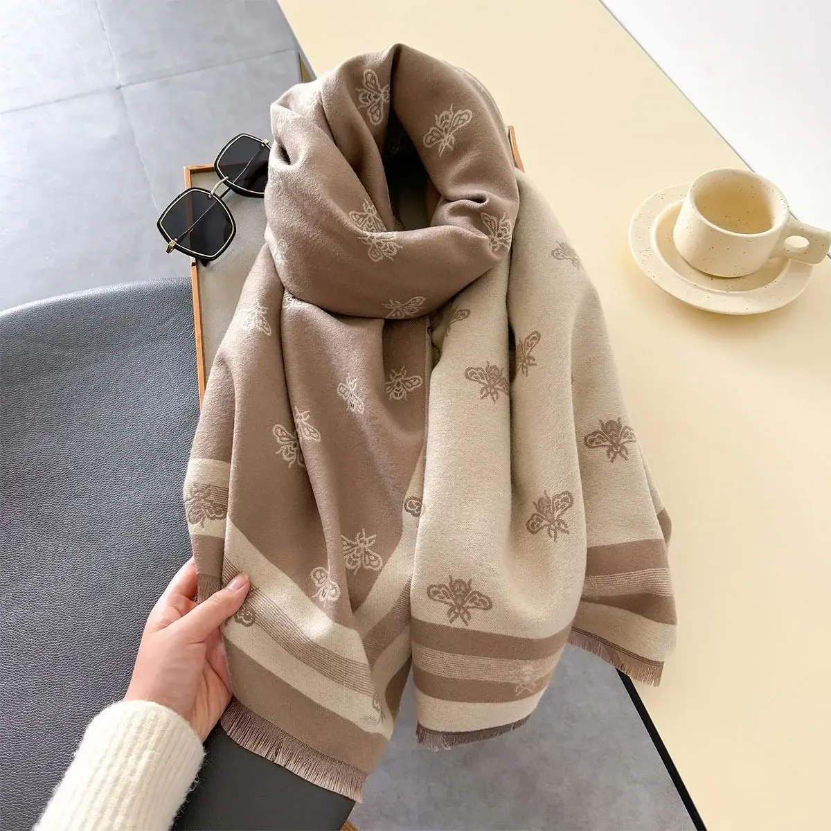Autumn&Winter Thick Wraps Warm Cartoon Bee Print Scarf Female Imitation Cashmere Shawl Women's Thickening Tassels Blanket