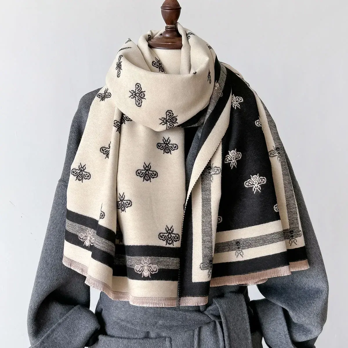 Autumn&Winter Thick Wraps Warm Cartoon Bee Print Scarf Female Imitation Cashmere Shawl Women's Thickening Tassels Blanket