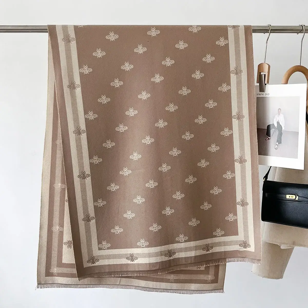 Autumn&Winter Thick Wraps Warm Cartoon Bee Print Scarf Female Imitation Cashmere Shawl Women's Thickening Tassels Blanket