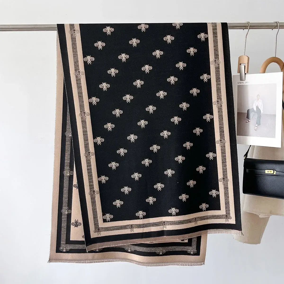 Autumn&Winter Thick Wraps Warm Cartoon Bee Print Scarf Female Imitation Cashmere Shawl Women's Thickening Tassels Blanket