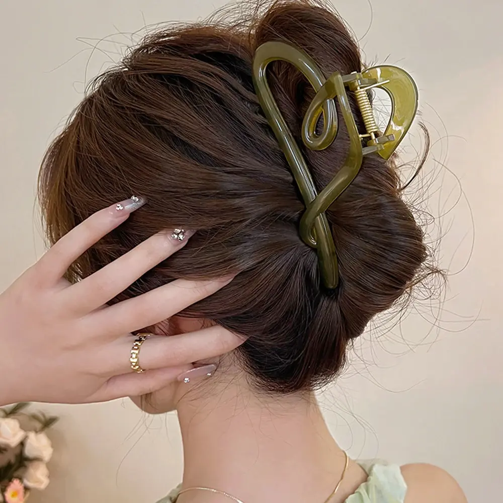 Elegant Heart Shaped Hair Claw Strong Hold Acrylic Shark Clips For Women Girls Thick Ponytail Holder Summer Beach Party Headwear