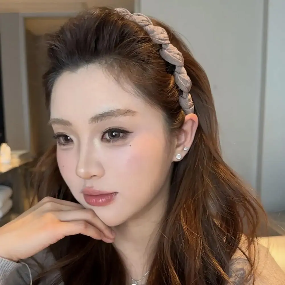 Everyday Headband Fabric Headband Stylish Twist Design Women's Hair Hoop with Anti-slip Teeth for Comfortable Lightweight Wear