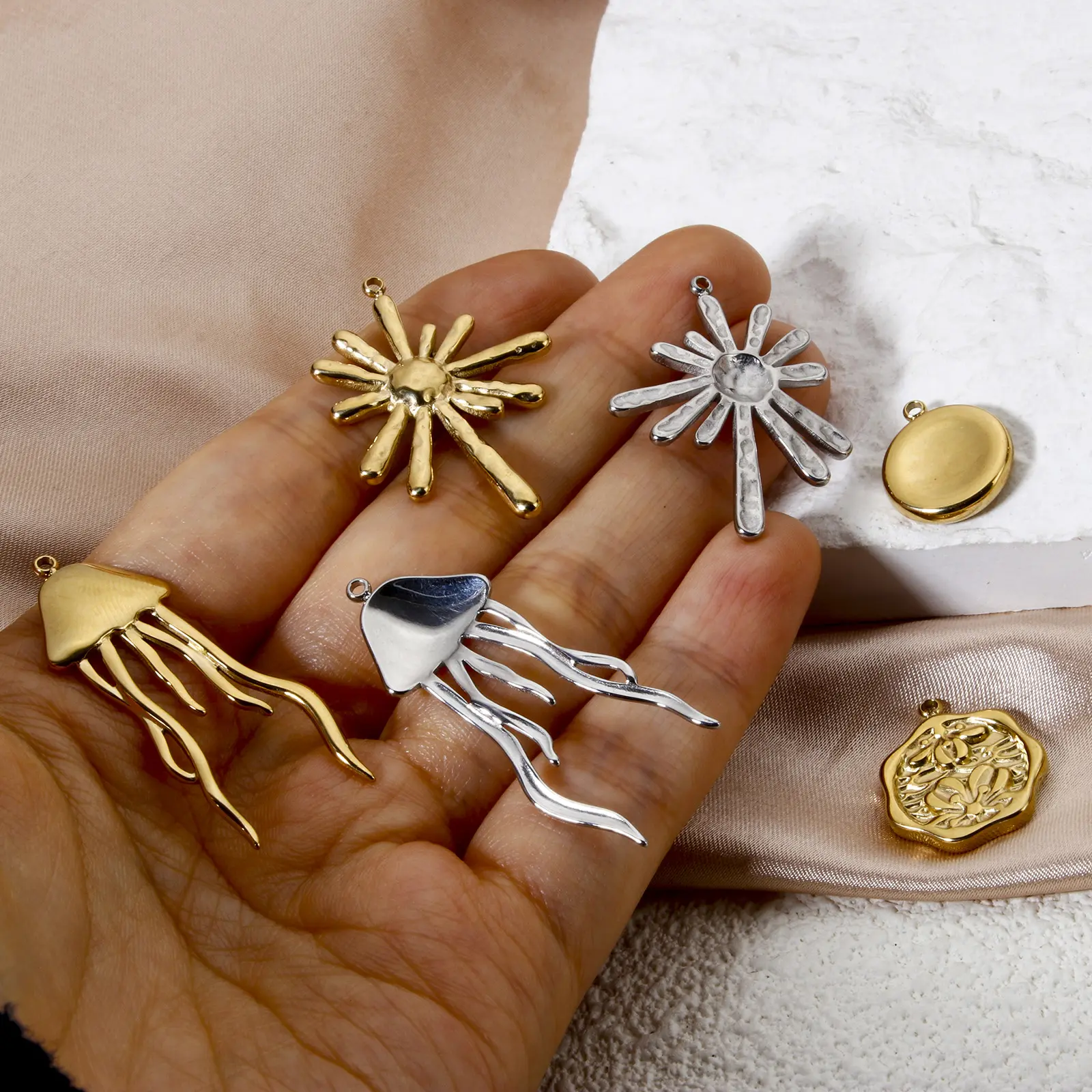 1 Piece 304 Stainless Steel Charms 14K Real Gold Plated Jellyfish Daisy Flower Pendants For DIY Necklace Jewelry Making