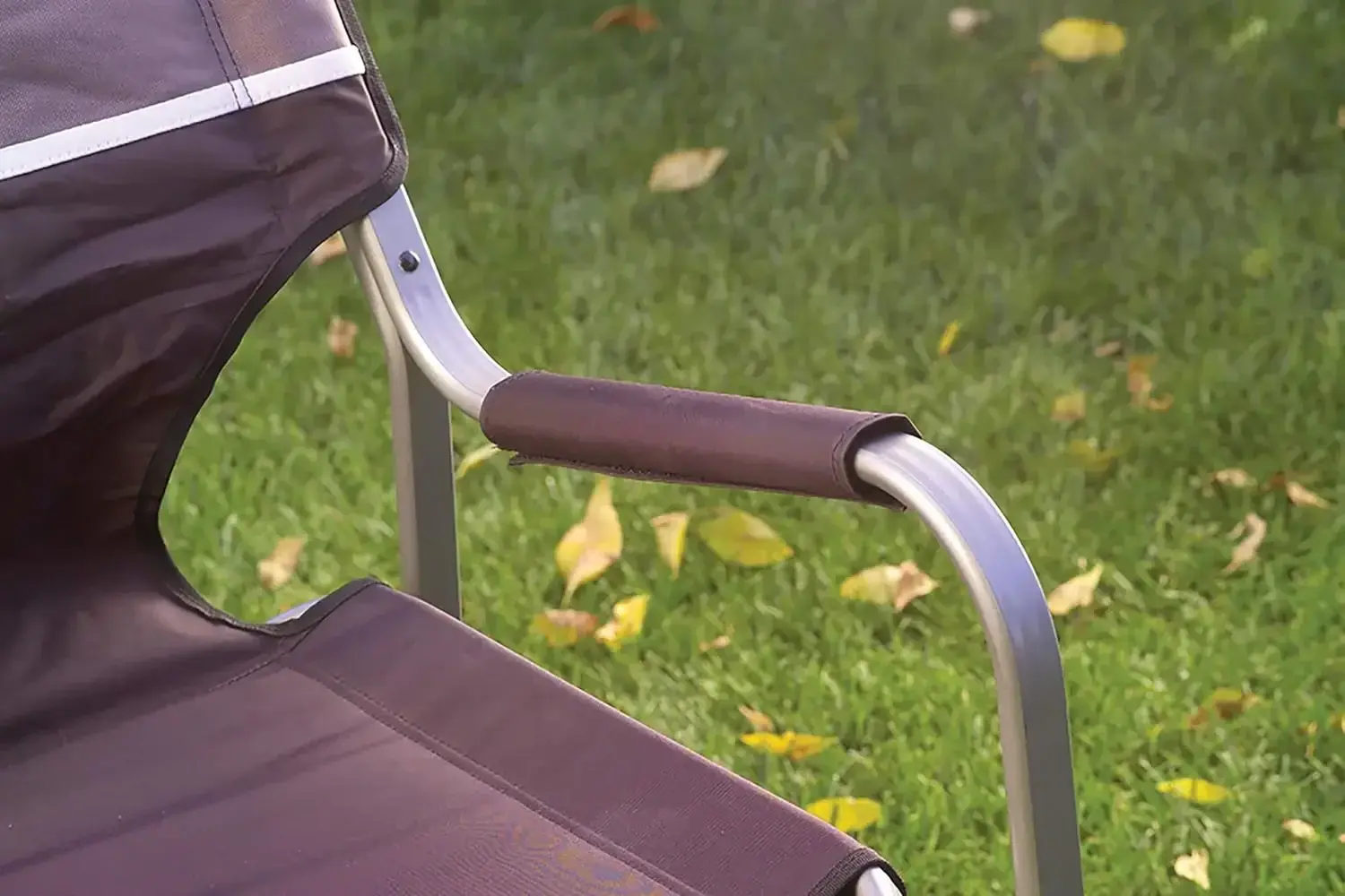 Portable Camping Chair with Side Table & Cup Holder, Lightweight Folding Deck Chair with Padded Armrests