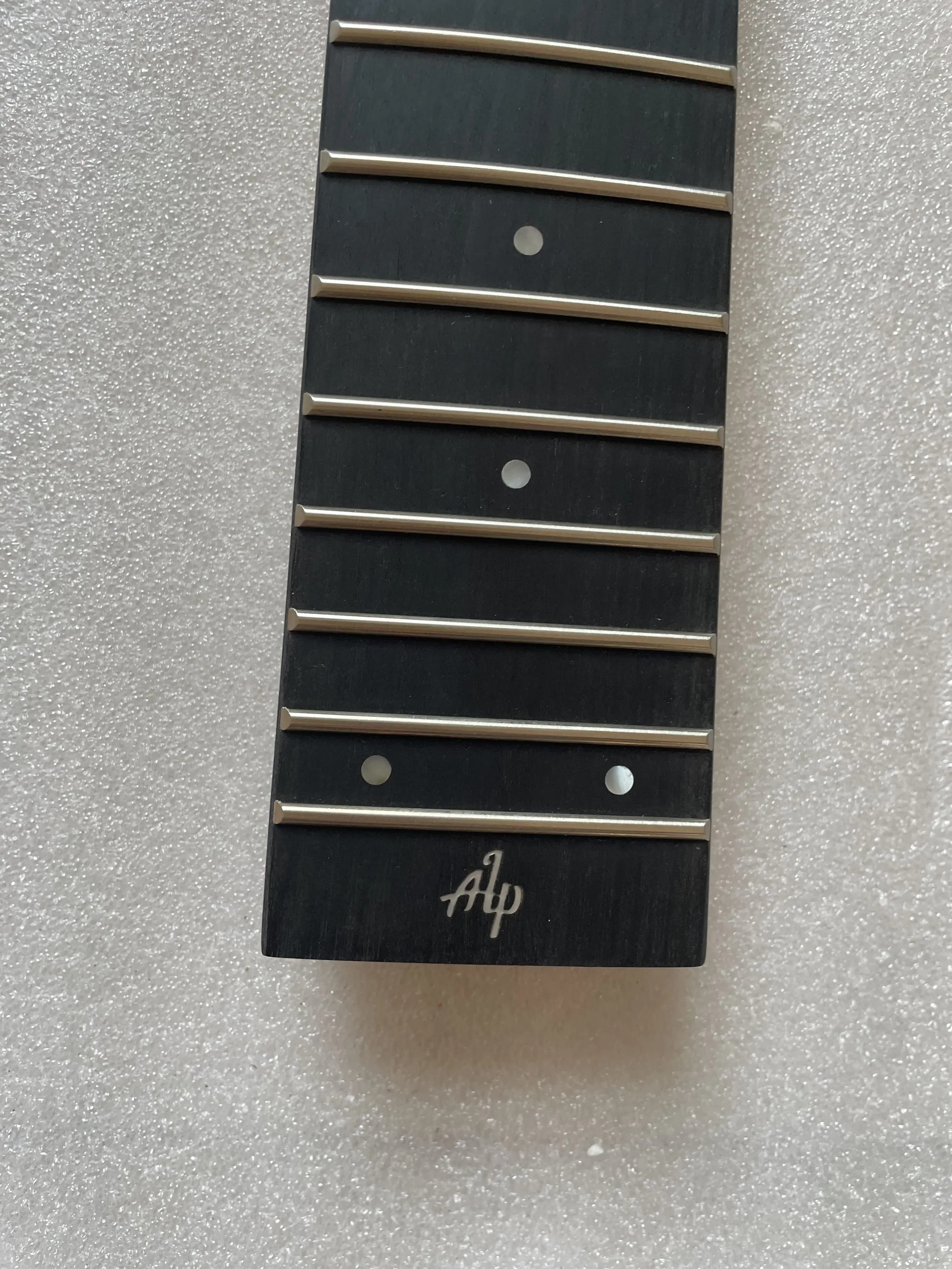 Headless Electric Bass Guitar,4 Strings, 24 Fret,Black Technology,Wood Fingerboard,Maple Neck, Scale Length 864mm, High Quality