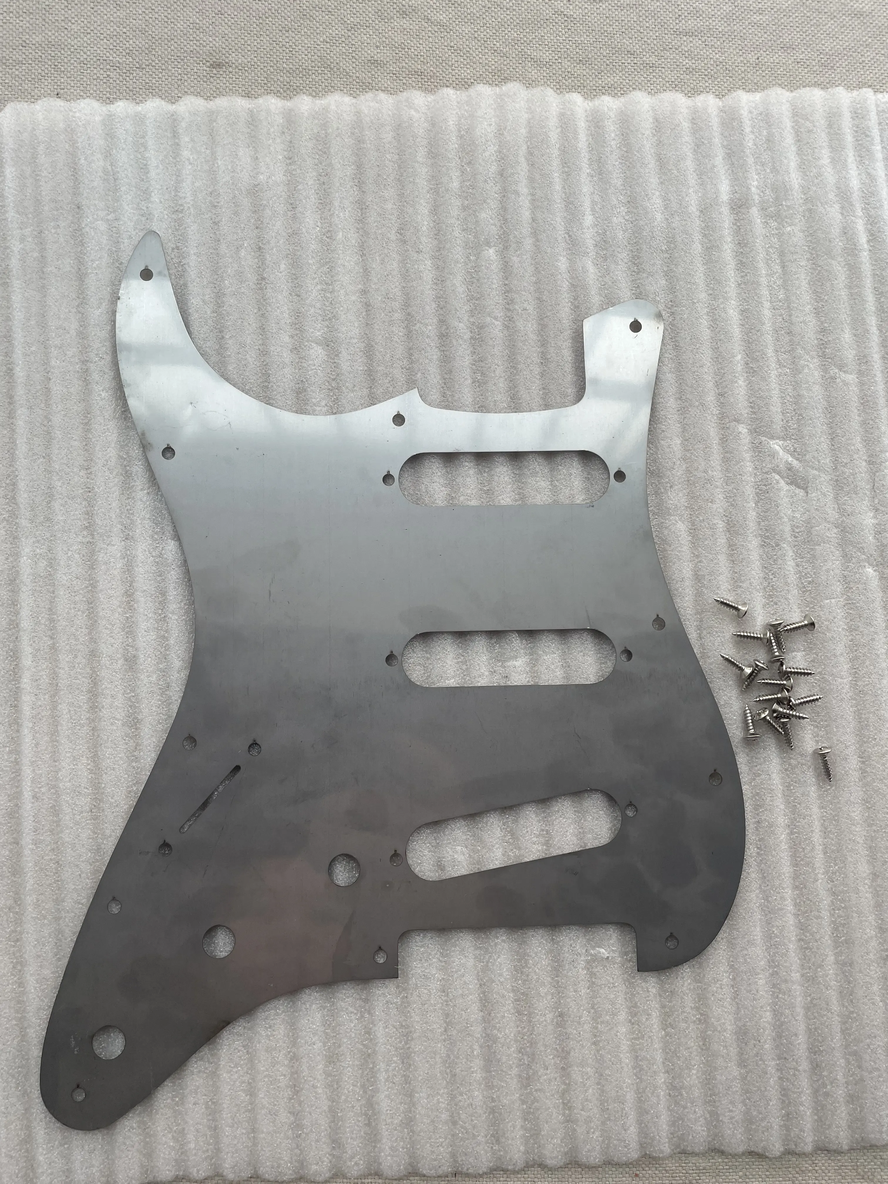 Costom Metal Pickguard 11 Holes 3 Ply Electric Guitar Pickguard Carved Pattern Stainless Scratch Plate SSS with Screws