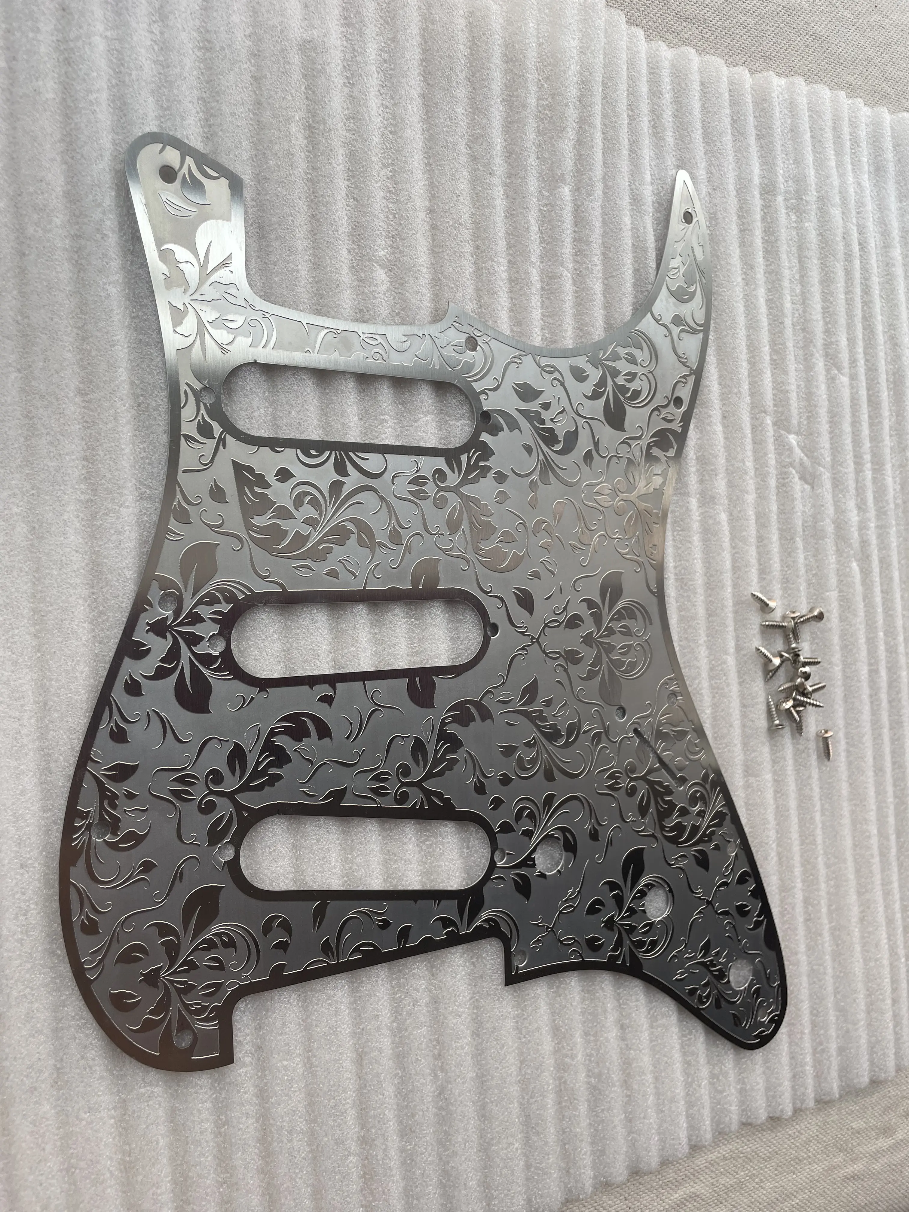 Costom Metal Pickguard 11 Holes 3 Ply Electric Guitar Pickguard Carved Pattern Stainless Scratch Plate SSS with Screws