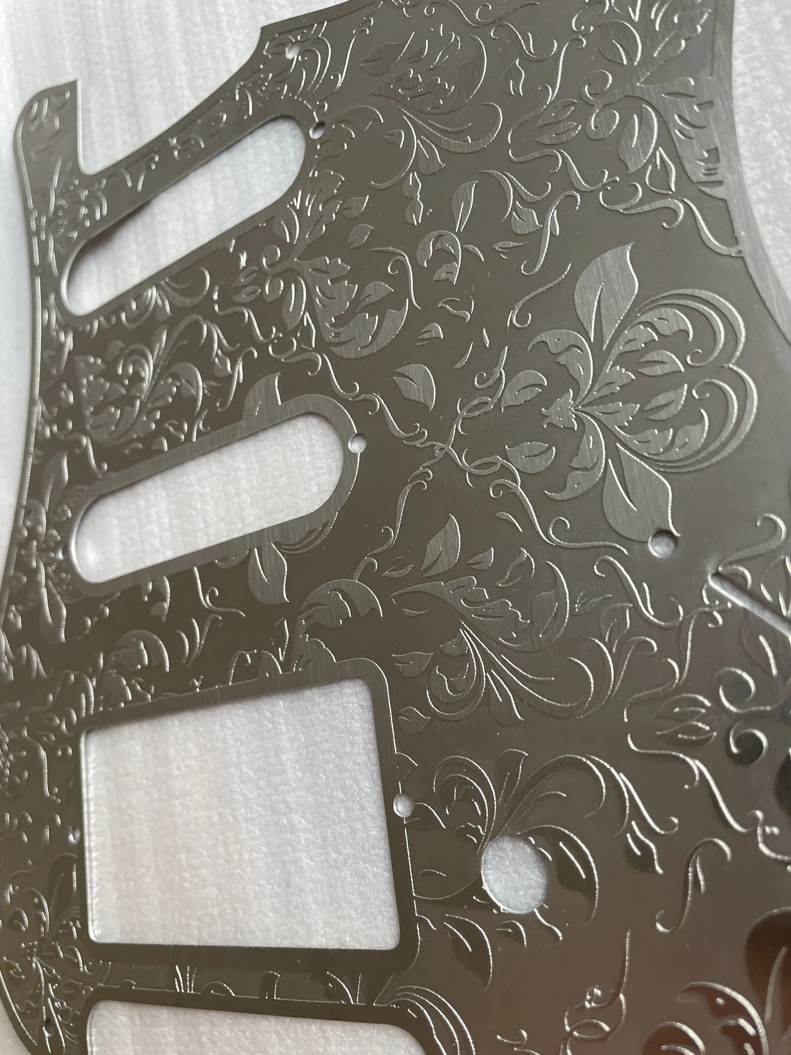 Costom Metal Pickguard 11 Holes 3 Ply Electric Guitar Pickguard Carved Pattern Stainless Scratch Plate SSS with Screws