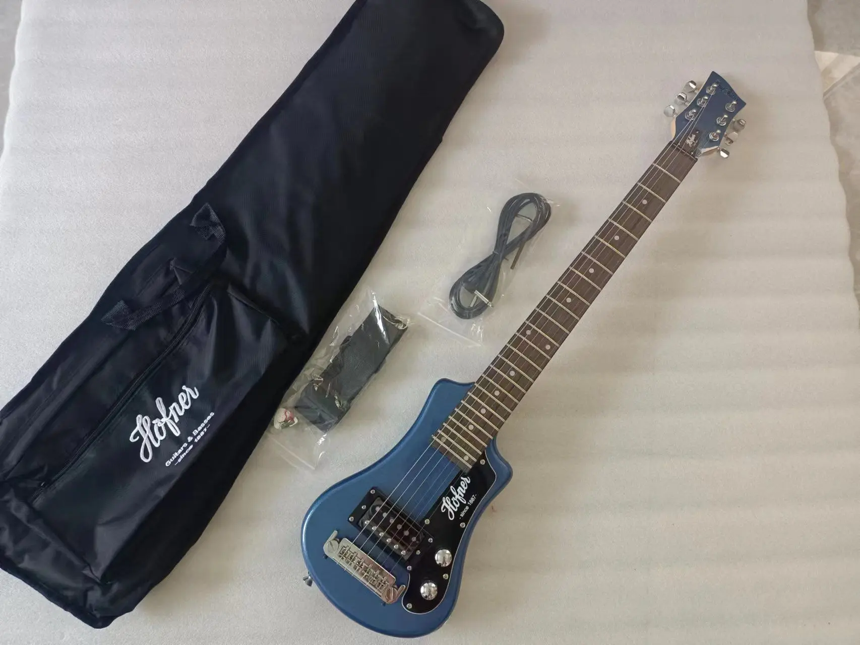 Mini Electric Guitar with High Gloss Red Color, Free Cotton Soft Bag, High Quality, Easy Taking Travel Guitar, 34 in, 6 Strings