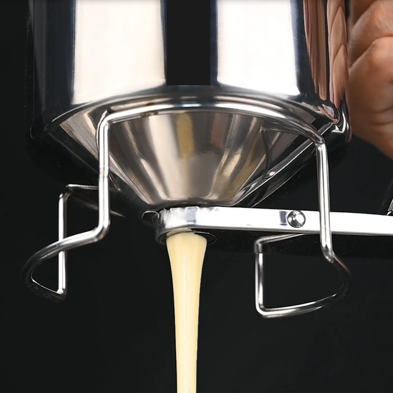 Steel Baking Cupcake Batter Dispenser 600ml Batter Dispenser Funnel Valve Measuring Cup