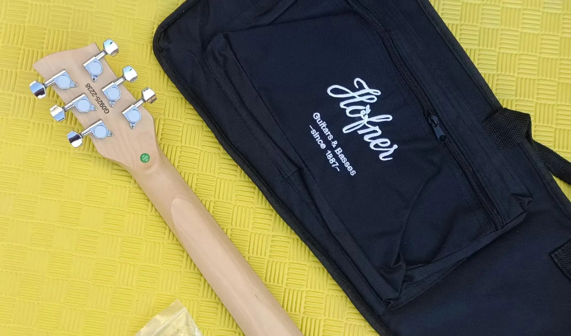 Creative Portable Small Left Handed Electric Guitar Travel Practice Professional String Musical Instrument Mini Children Guitar