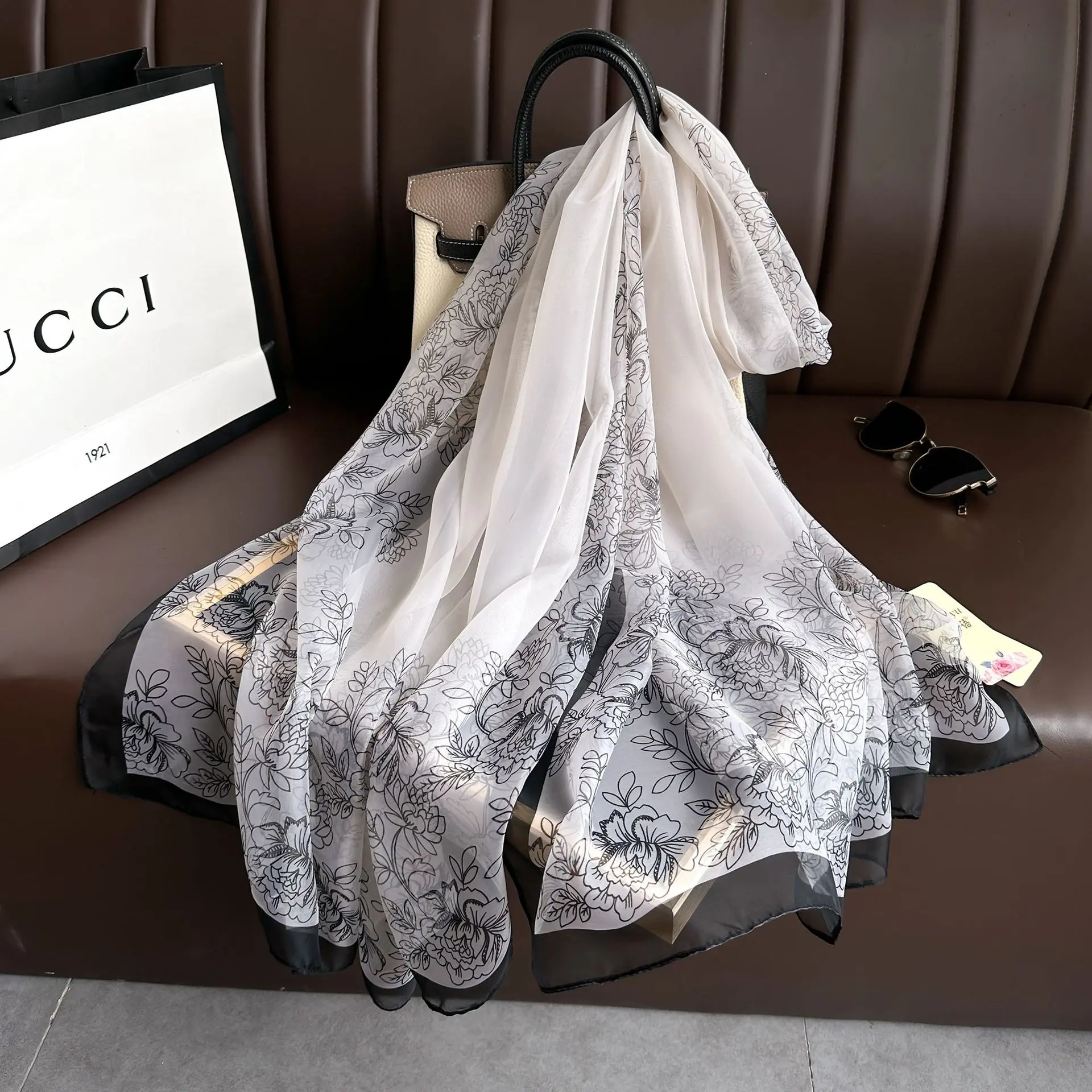 Luxury Women Elegant Beach Neck Scarf Female Silk Shawls Print Headband Summer Lady Wraps Sunscreen Wraps Sunscreen Hijab