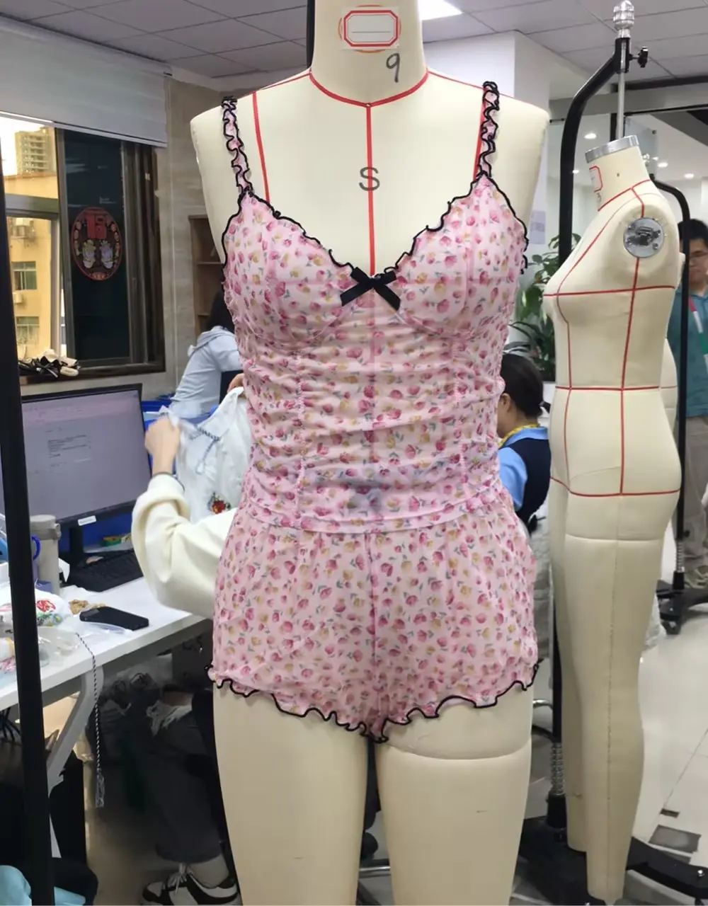 Women's Sexy Lace Trim Pajamas Sets V Neck Sleeveless Crop Tops and Shorts Sleepwear Casual Homewear Nightwear Summer