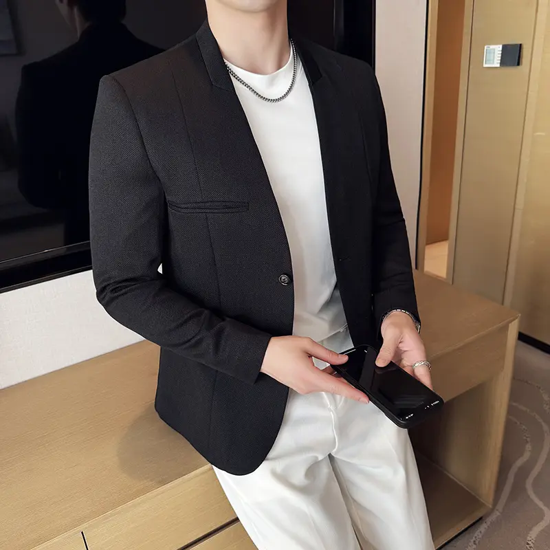 The new Chinese-style collarless suit is fashionable, handsome and versatile. It is a solid-color Korean-style fitted and fashio
