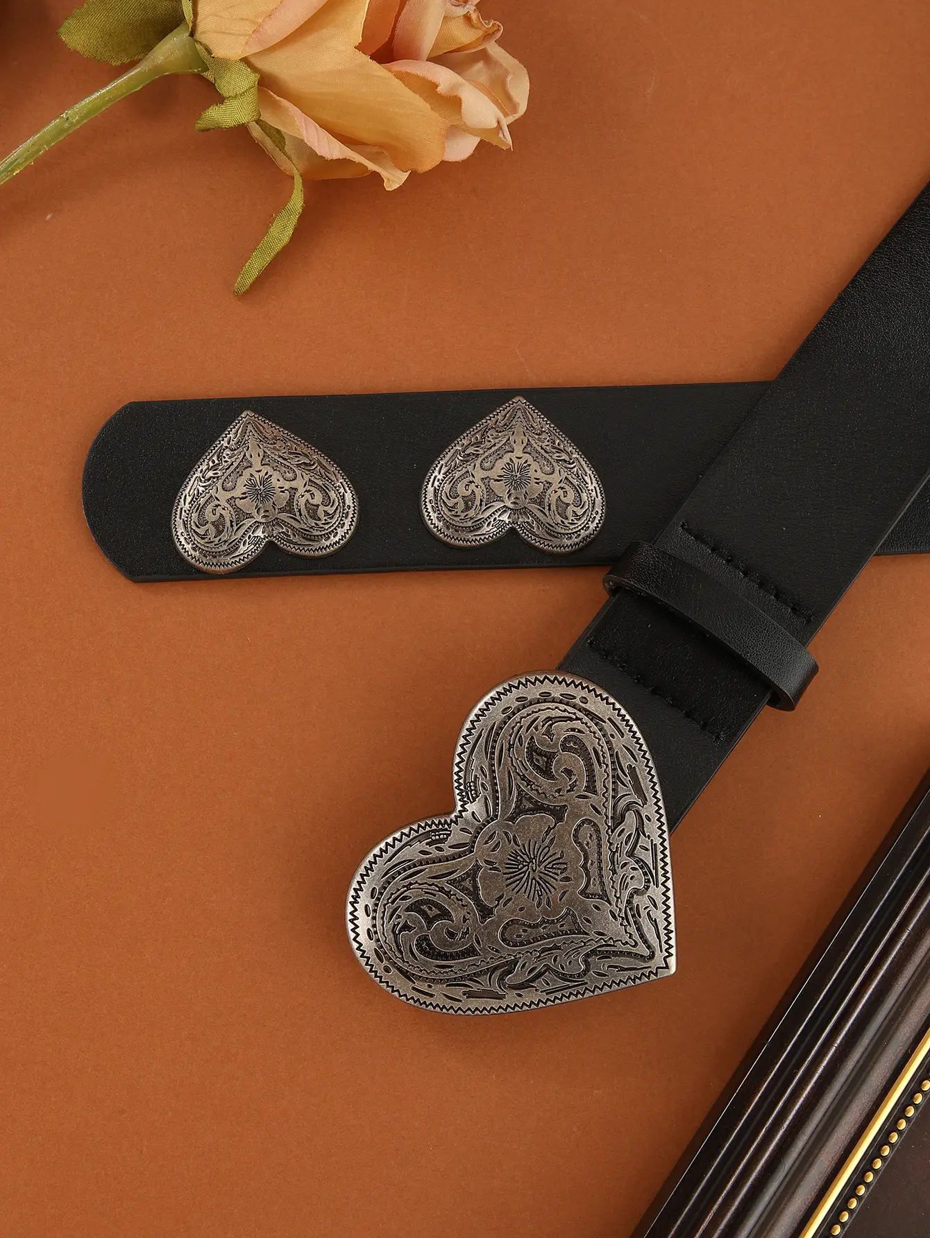 1pc women's black punk y2k heart-shaped engraved metal buckle heart-shaped tail jeans belt suitable for daily travel