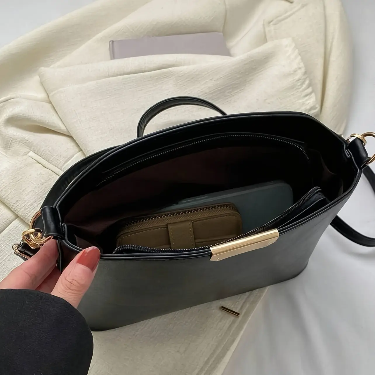 Minimalist Crossbody Bag, Stylish Metal Decor Bucket Bag, Simple Shoulder Bag for Women Luxury Bag, Retro Shell Handbags Purses
