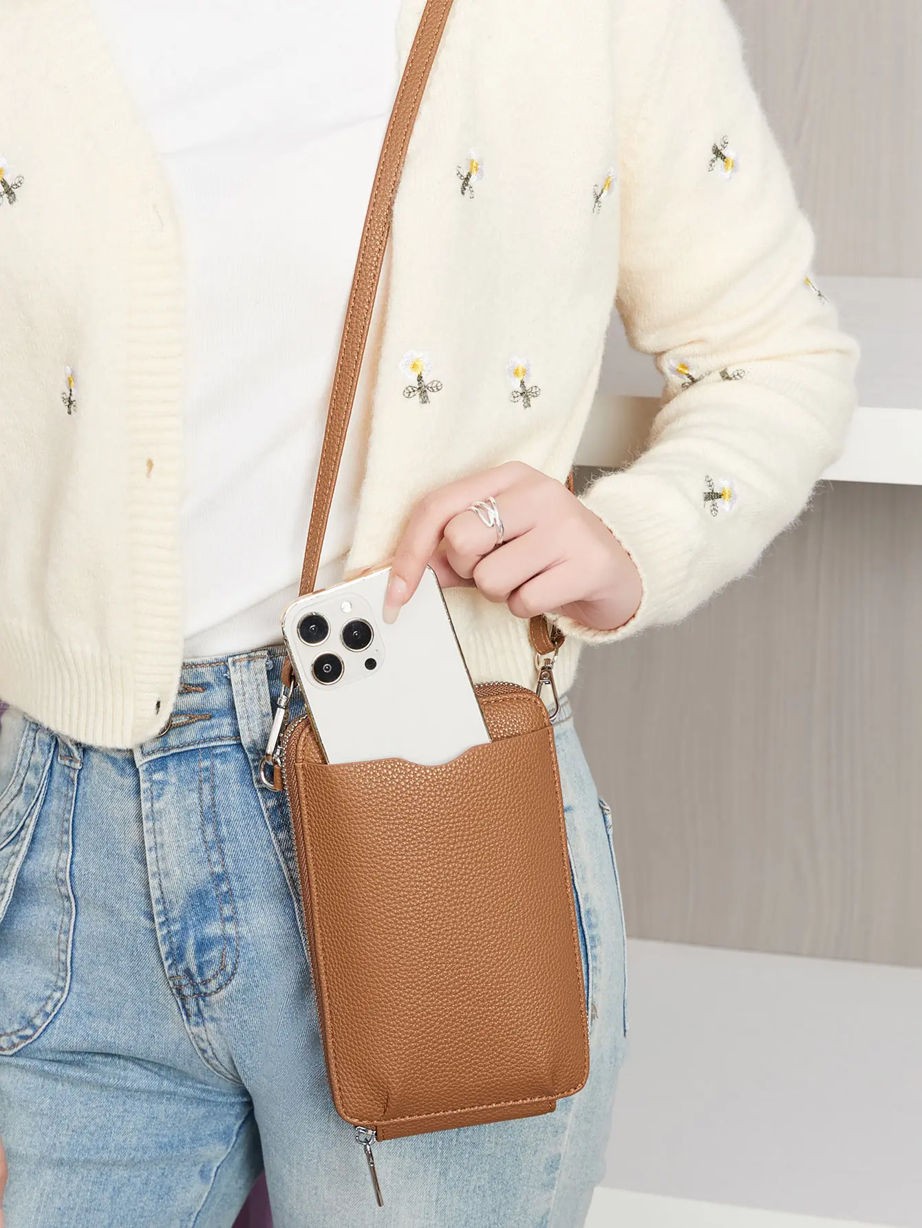 Classic and minimalist women's handbag fashionable PU leather large capacity shoulder bag solid color crossbody zipper phone bag