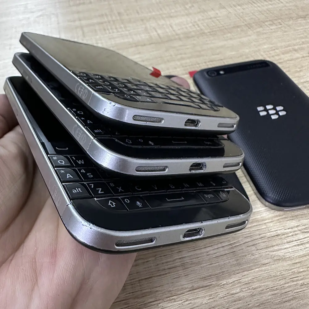 Original Used BlackBerry Classic Q20 QWERTY Keyboard 3.5 " ROM 16G Unlocked 4G LTE Mobile phone 80-90% New.Only 100-3 Version.