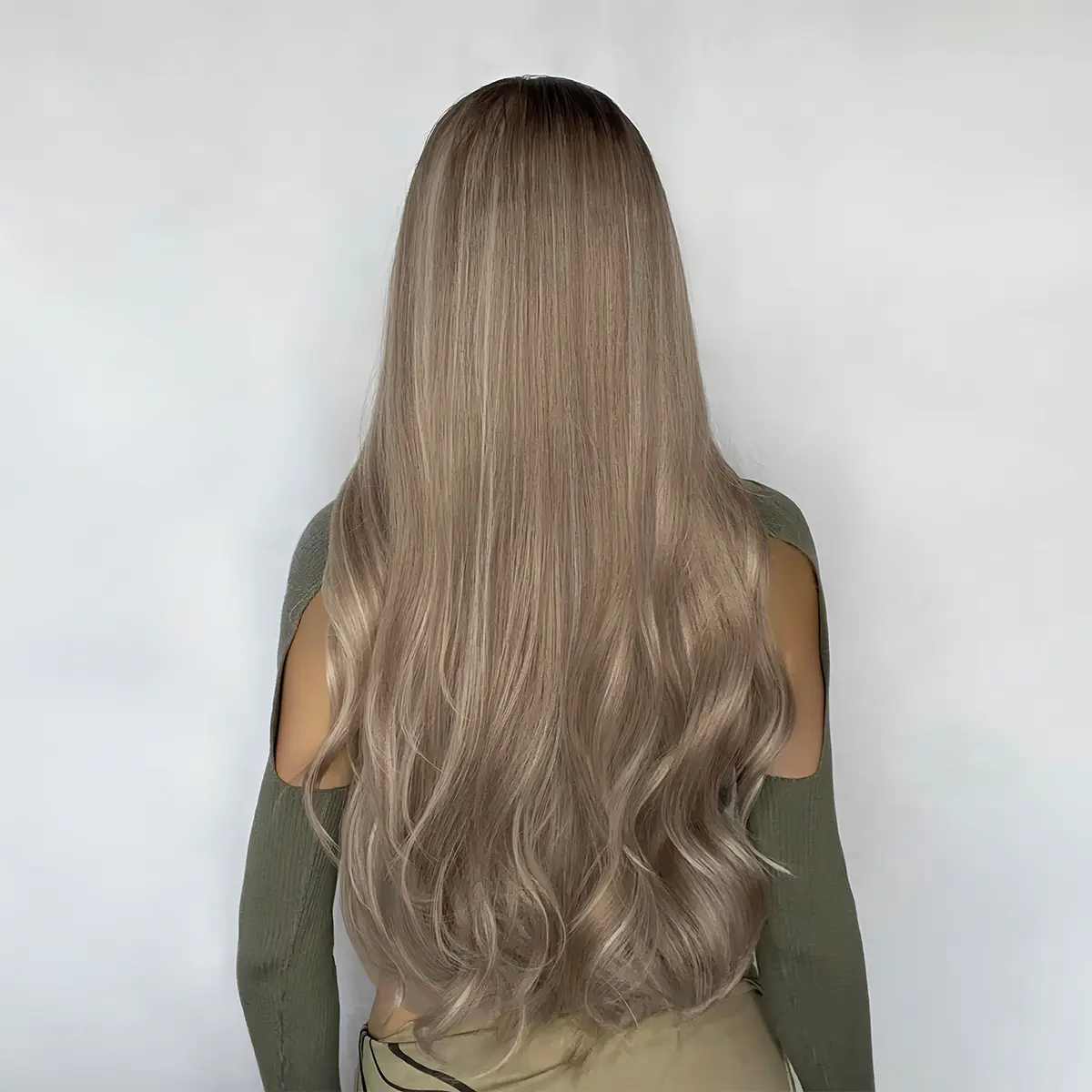 Paltinum Highlights Wig Long Body Wavy Wigs Natural Middle Part Synthetic Blonde Hair Use Heat Resistant For Women Daily Cosplay