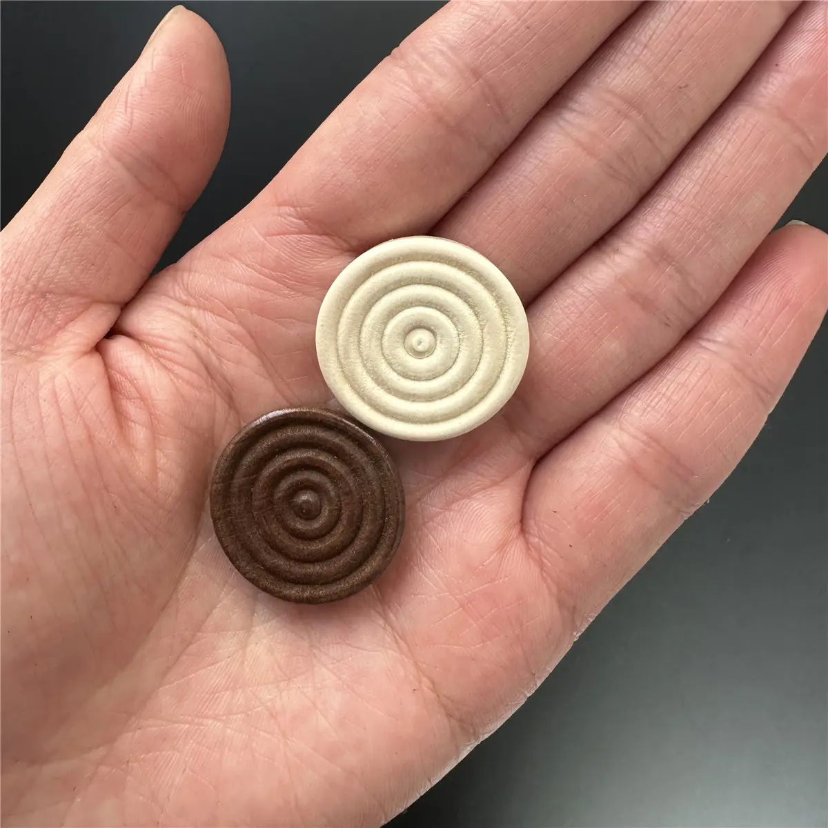 24pcs/set of 2.5cm/0.98inch round Wooden Checkers Round International Checkers Pieces Used for Board Game Backgammon Accessories