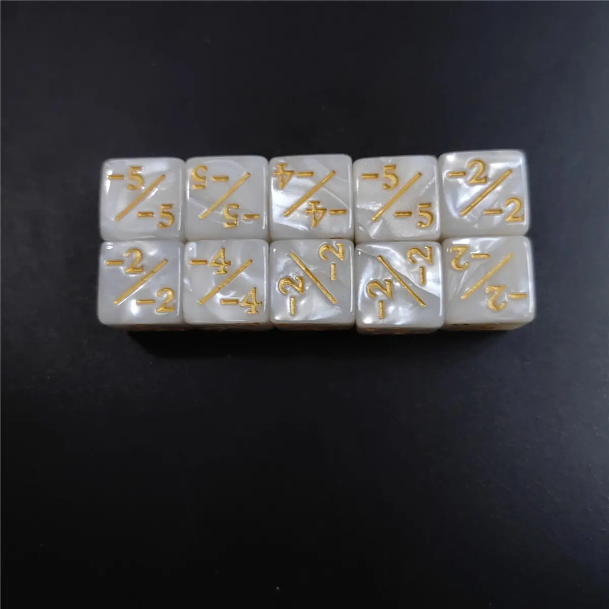 10 / Set 1.6cm/0.63IN Dice Counter Positive +1/+1& Negative -1/-1 Operation Color Son Math Dinner Table Game Fun Two-color Dice