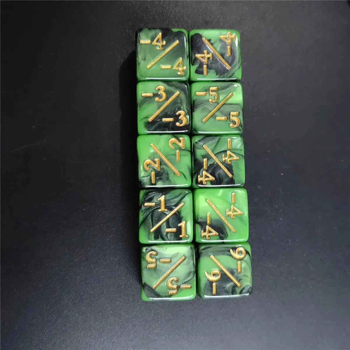10pcs 1.6cm(0.63IN) Dice Counters Positive +1/+1& Negative -1/-1 Dice Red And Green Teaching Two-color Plus Or Minus Dice