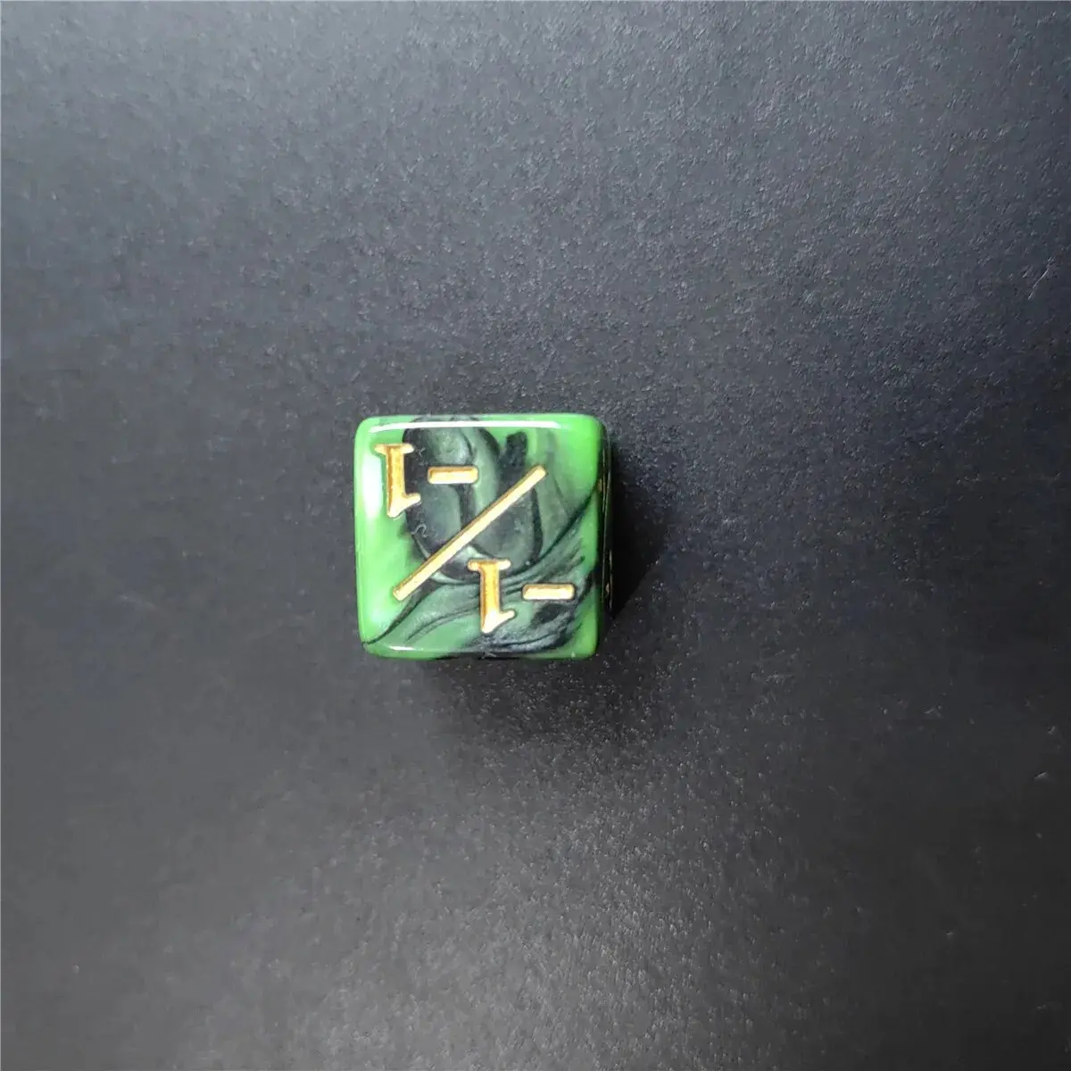 10pcs 1.6cm(0.63IN) Dice Counters Positive +1/+1& Negative -1/-1 Dice Red And Green Teaching Two-color Plus Or Minus Dice