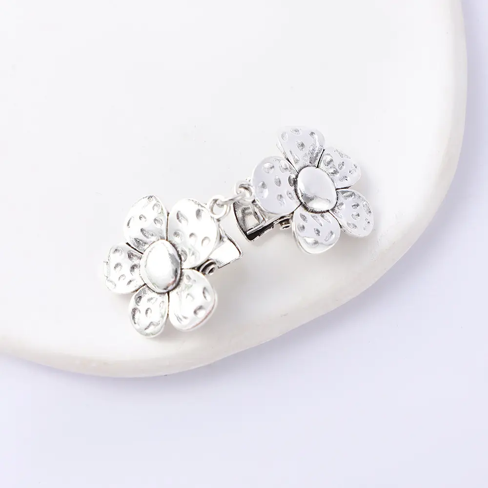 Retro Hollow Floral Leaf Sweater Clips Cardigan Shawl Collar Brooch Clips Dress Shirts Back Cinch Clip for Girls Women Clothing