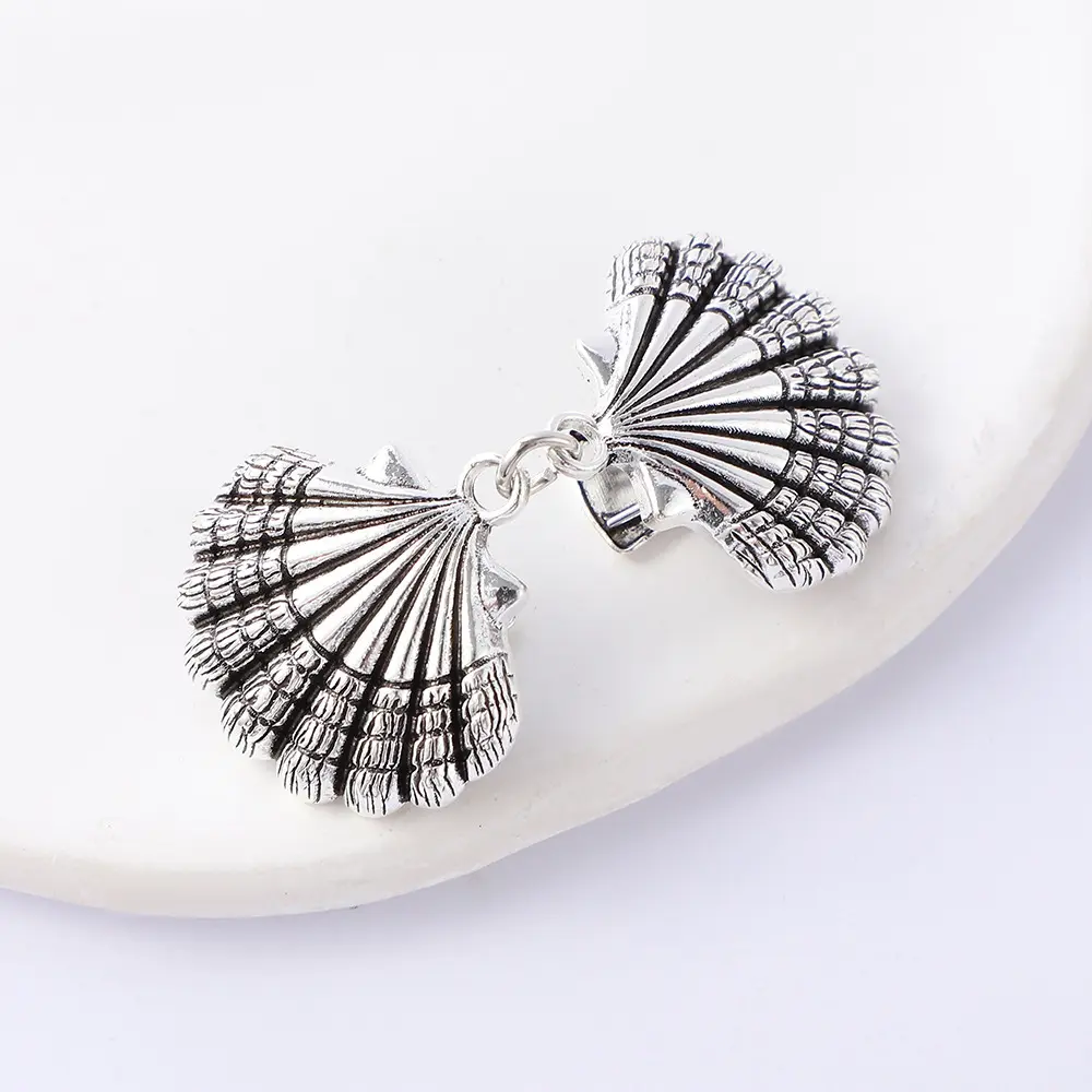 Retro Hollow Floral Leaf Sweater Clips Cardigan Shawl Collar Brooch Clips Dress Shirts Back Cinch Clip for Girls Women Clothing