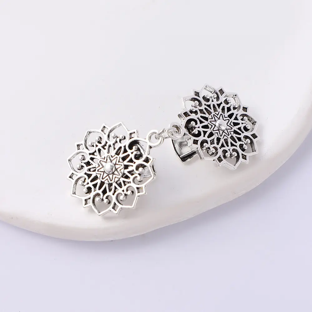 Retro Hollow Floral Leaf Sweater Clips Cardigan Shawl Collar Brooch Clips Dress Shirts Back Cinch Clip for Girls Women Clothing