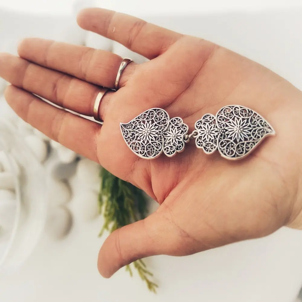 1 Piece Vintage Sweater Swirl Clip Cape Cloak Fasteners for Dress Shirt Cardigan Shawl Collar Clasp Back Cinch Clip for Clothing
