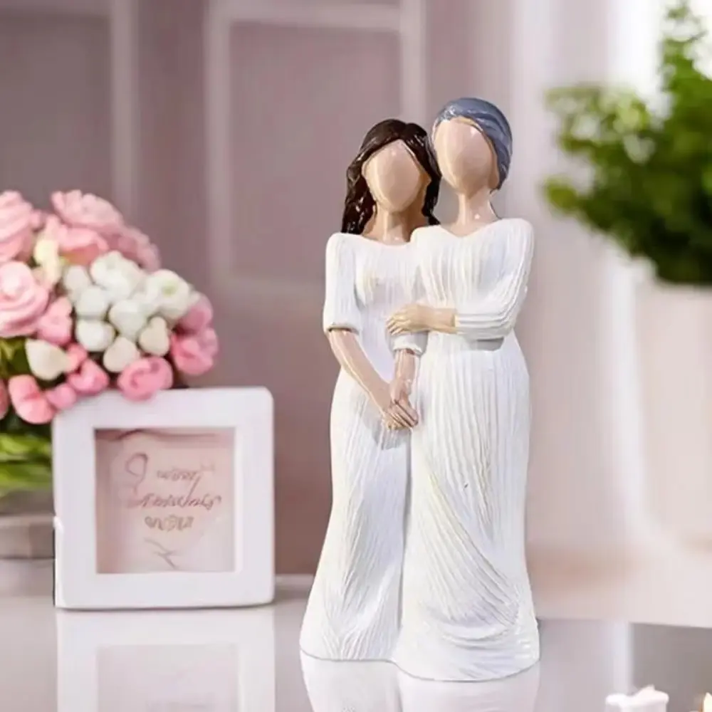 Hand-Painte Mother And Daughter Statue Elegant Modern Mom Hug Daughter Sculptures Resin Craft Family Sculpture Birthday Gift